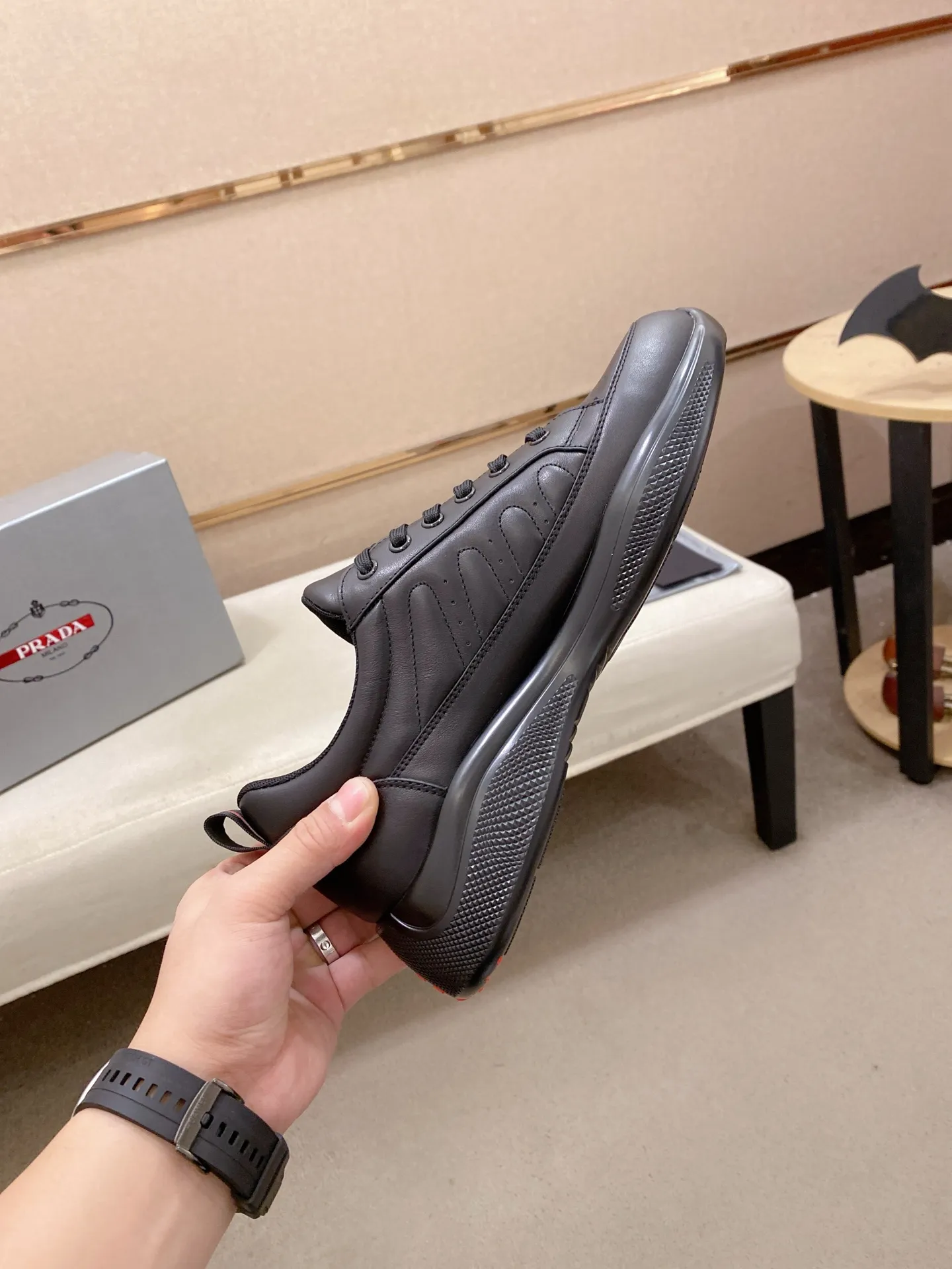 Men's Men's Shoes 560💰 ✔️✔️✔️High version High-quality new PRADA (Prada) counters are launched simultaneously. The new men's shoes and 😘fabrics are selected from first-layer cowhide and are made by pure handicrafts. Lining: Full cowhide lining. 👍🏿 High-end ☄️ air-cushion molded anti-slip rubber outsole, exquisite lines, simple and elegant, comfortable and high-end for leisure travel. Code number: 38 to 45